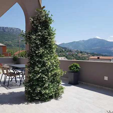 Julie Apartament Solin